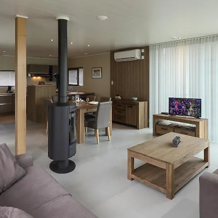 Holiday Golden Lakes Village.3 *
