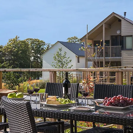 Holiday Golden Lakes Village.3 *