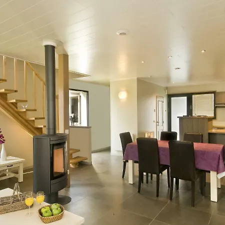 Holiday Golden Lakes Village.3 *