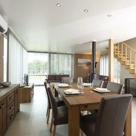 Holiday Golden Lakes Village.3 *